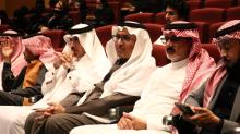 العميد وسط مجموعة من الحضور- الملتقى الثالث